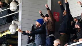 Les acteurs américains Ryan Reynolds et Rob Melhenney exultent lors de la victoire de leur équipe, Wrexham face à Notts County (3-2) 