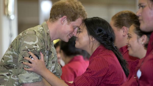 Le prince Harry a été salué par des "Hongis", des baisers avec le nez. Le prince Harry a été salué par des "Hongis", des baisers avec le nez.