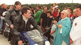 Le prêtre Louis Prévoteau, en vert à droite, bénissant des motards en 1999.