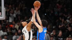 Victor Wembanyama au contre face à Chet Holmgren en NBA, le 29 février 2024