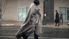 Un homme marche dans les rues de Washington DC, aux Etats-Unis, un jour de grand froid, en mars 2014. (photo d'illustration)