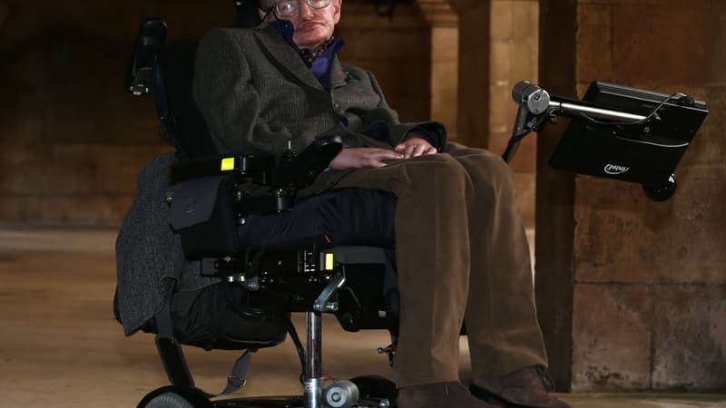 L'astrophysicien Stephen Hawking, ici le 19 septembre 2013 à Cambridge, développe avec Intel un fauteuil roulant connecté.