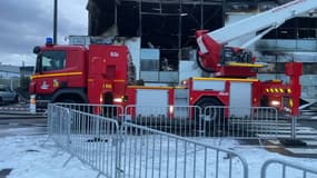 Les pompiers sont restés toute la nuit auprès de l'entrepôt incendié.