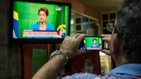 Un homme prenant en photo la télévision, au Brésil (photo d'illustration).