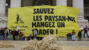 Des manifestants lors d'une action à l'appel de la Confédération Paysanne, le 5 décembre 2024 à Paris (photo d'illustration).