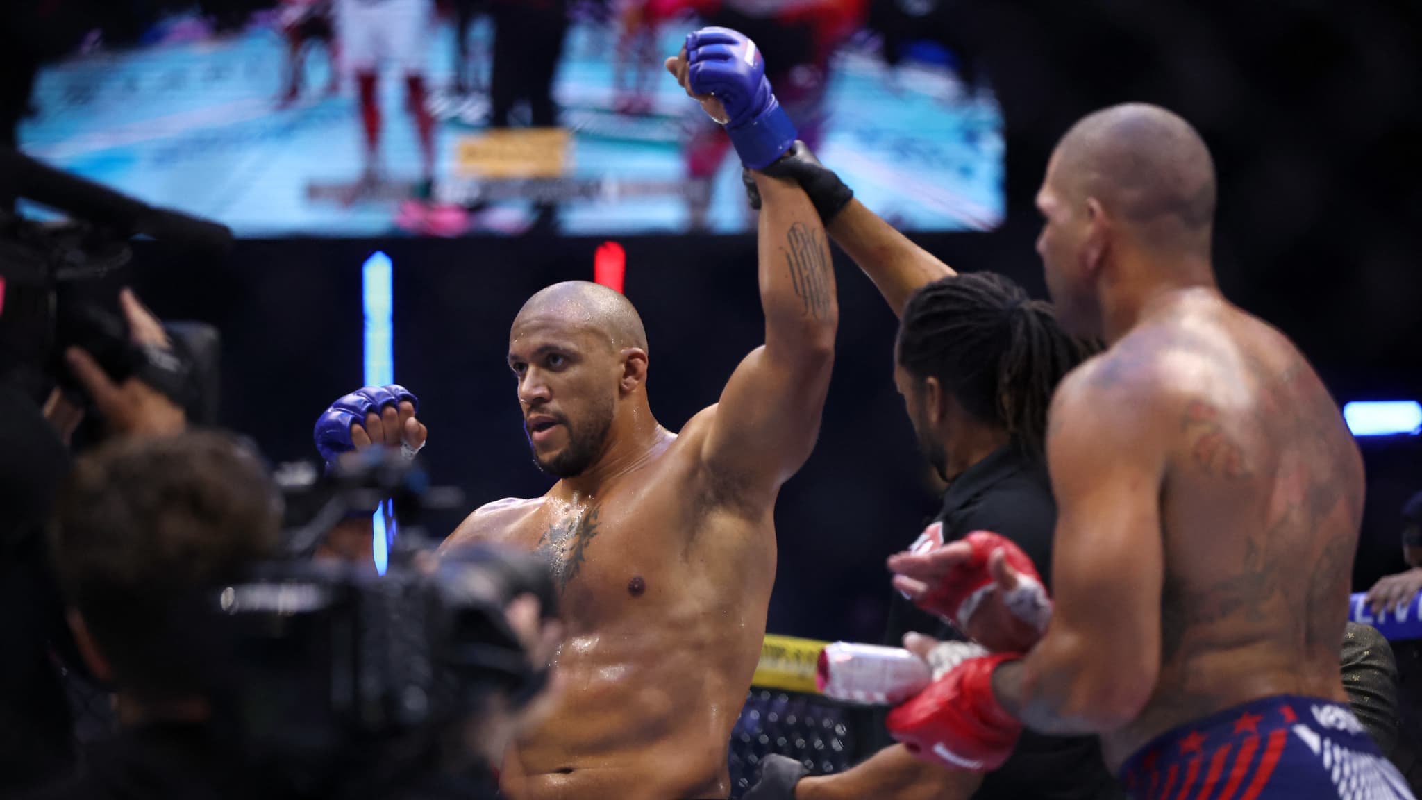 https://images.bfmtv.com/UgsSgw1s6deoFNYenn2Y9-oOs6U=/0x0:2048x1152/images/Ciryl-Gane-apres-sa-victoire-face-a-Alex-Pereira-lors-de-l-UFC-Maison-Blanche-le-15-juin-2026-2303596.jpg