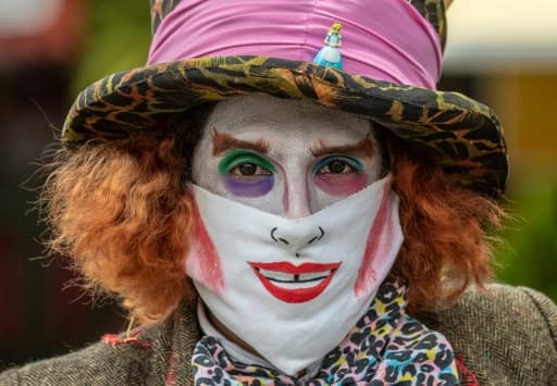 Spectacle de rue d'un immigré vénézuélien à Bogota, le 5 juin 2020 Spectacle de rue d'un immigré vénézuélien à Bogota, le 5 juin 2020