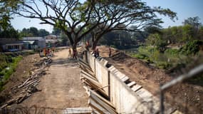 Les ouvriers travaillent sur la construction du mur frontalier qui est en cours de construction pour séparer la République dominicaine d'Haïti, à Dajabon, en République dominicaine, le 20 mars 2023.