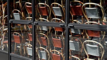 Des chaises rangées à l'intérieur d'une brasserie parisienne en raison du confinement lié à l'épidémie de coronavirus.