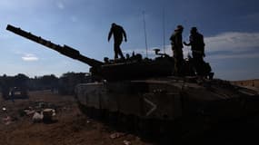 Des soldats de l'armée israélienne patrouillent dans le kibboutz Beeri, dans le sud d'Israël, près de la bande de Gaza, le 17 octobre 2023.