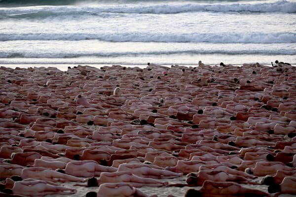 Environ 2500 personnes se sont rassemblées nues à Bondi Beach pour sensibiliser au danger du cancer de la peau, à Sydney, en Australie, le 25 novembre 2022
