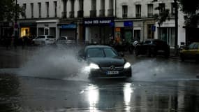 Une voiture dans une rue inondée par de fortes pluies, à Paris, le 18 juin 2023 (Photo d'illustration)