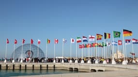 Les drapeaux des pays d'ores et déjà qualifiés pour la Coupe du monde au Qatar (21 novembre-18 décembre 2022), ornent le quartier de West Bay à Doha, le 30 mars 2022 