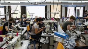 Les conditions de travail des ouvriers du textile sont dures pour beaucoup des quatre millions de travailleurs du secteur, majoritairement des femmes, avec un salaire mensuel minimum de 8.300 takas (70 euros). 