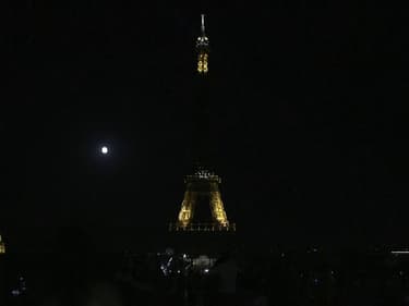 La Tour Eiffel s’éteint en hommage aux victimes des explosions à Beyrouth