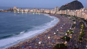 La plage de Copacabana est noire de monde à Rio de Janeiro pur la clôture des JMJ