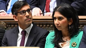 Le Premier ministre britannique, Rishi Sunak, et sa ministre de l'Intérieur, Suella Braverman, au Parlement, à Londres, le 10 mai 2023. 