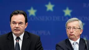 Le président de l'Eurogroupe, Jean-Claude Juncker, et le ministre grec des Finances, George Papaconstantinou, à Bruxelles. Les ministres des Finances de la zone Euro ont déclenché dimanche un mécanisme d'aide sans précédent à la Grèce, qui s'est de son cô