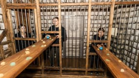 Des joueurs s'affrontent au cours d'une partie dans l'action game Fort Boyard Aventures. 