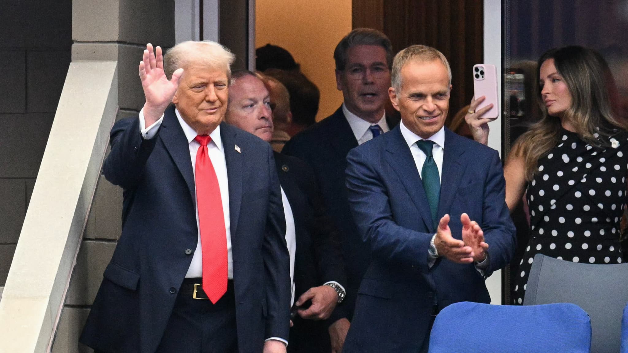 LE PATRON DE ROLEX INVITE DONALD TRUMP À L'US OPEN ALORS QUE SES MONTRES SONT FRAPPÉES DE TAXES DOUANIÈRES À 39%