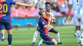 Vinicius s'accroche avec Frenkie de Jong lors du match Barça-Real (4-3, Liga), le 11 mai 2025