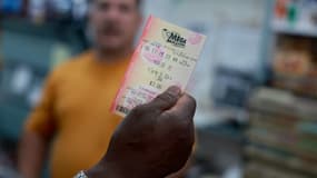 Un billet de la loterie Mega Millions acheté à supermarché La Esquina Tropical à Miami en Floride (États-Unis), le 26 mars 2024.