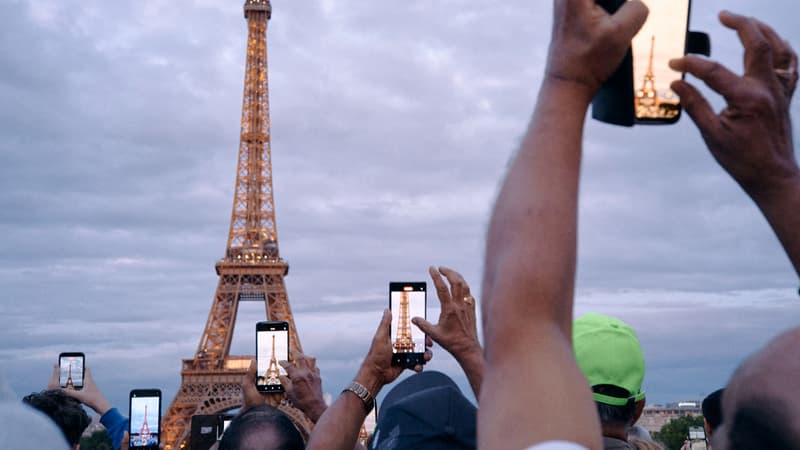 "Ils viennent voir Notre-Dame, voir la tour Eiffel, voir Disneyland": le ministre du Commerce se réjouit d'une "bonne saison" touristique avec beaucoup de visiteurs étrangers "qui viennent avec un bon pouvoir d'achat"