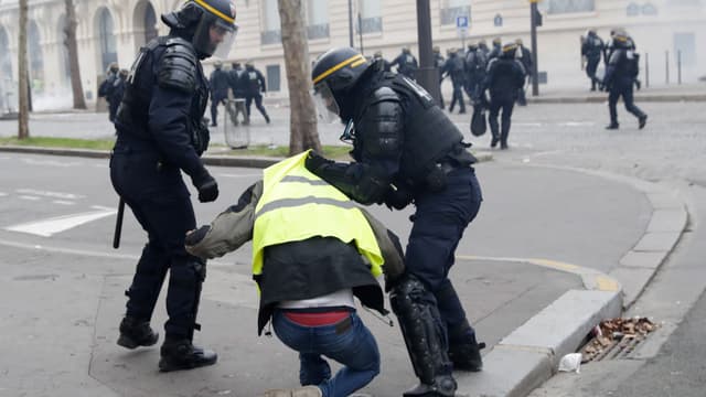 Une interpellation d'un manifestant à Paris, le 8 décembre 2018.