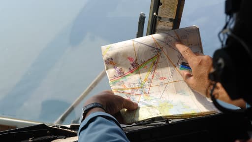 Un membre de l'équipe de recherches à bord d'un hélicoptère, le 11 mars 2014.
