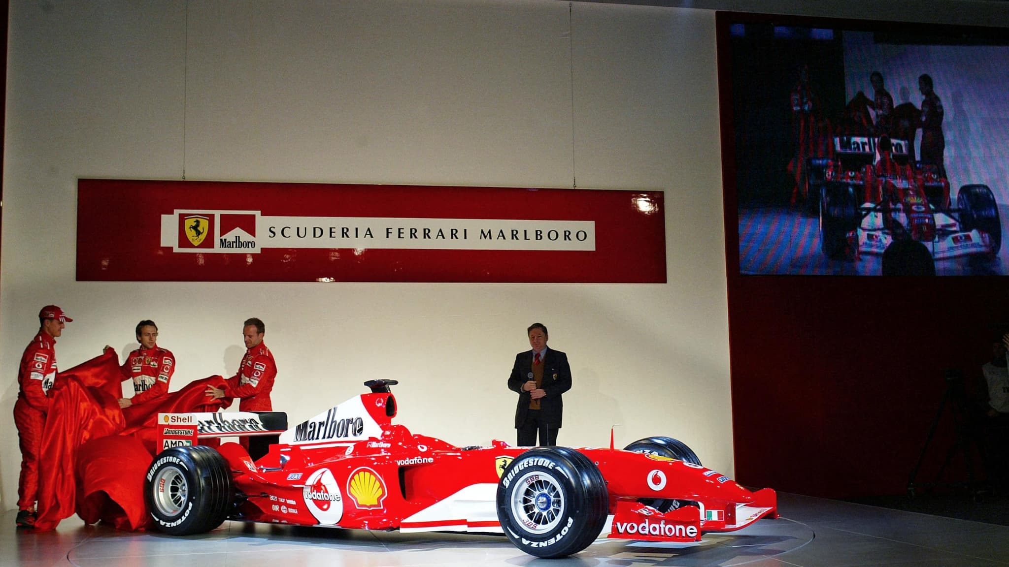 La Ferrari F2004 avec Michael Schumacher, Luca Badoer, Rubens Barrichello et Jean Todt, à Maranello le 26 janvier 2004