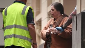 Erin Patterson, condamnée pour meurtre, est escortée hors de la Cour suprême de Victoria à l'issue de l'audience préliminaire à la détermination de la peine qui s'est tenue à Melbourne le 25 août 2025. 