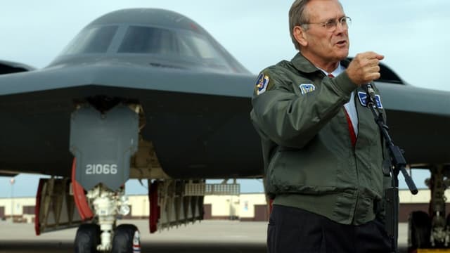 Donald Rumsfeld devant un bombardier B2 sur une base aérienne près de Knob Noster, dans le Missouri, le 19 octobre 2001