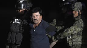 "El Chapo" escorté à un hélicoptère à l'aéroport de Mexico, le 8 janvier 2016.