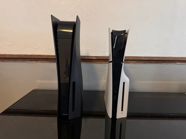 A gauche, la Playstation 5 d'origine - A droite, la PS5 Slim