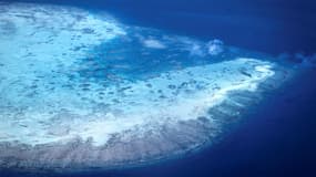 Cette photo aérienne prise le 4 avril 2024 montre un atoll corallien près de l'île Lizard sur la Grande barrière de corail, en Australie. 