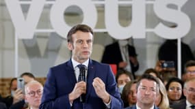 Le président Emmanuel Macron, candidat à sa réélection, lors d'une "Conversation" avec les habitants de Poissy, le 7 mars 2022