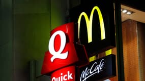 Les enseignes lumineuses d'un restaurant Quick et d'un restaurant McDonald's, le 21 juillet 2013 à Paris (photo d'illustration).