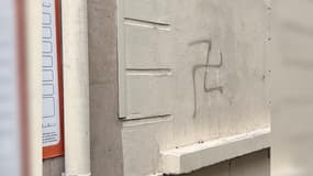 Une croix gammée retrouvée sur un mur du 17e arrondissement de Paris le vendredi 3 novembre 2023.