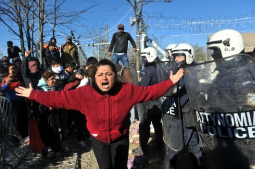 Une femme crie alors que migrants et réfugiés font face à la police grecque, le 3 décembre 2015 à Idomeni, en Grèce
