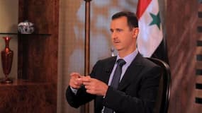 Le président syrien Bachar al Assad a annoncé dimanche à la télévision que des élections législatives auraient lieu en février prochain, après une série de réformes instaurant le multipartisme. /Image diffusée le 21 aout 2011/REUTERS/Sana/Handout