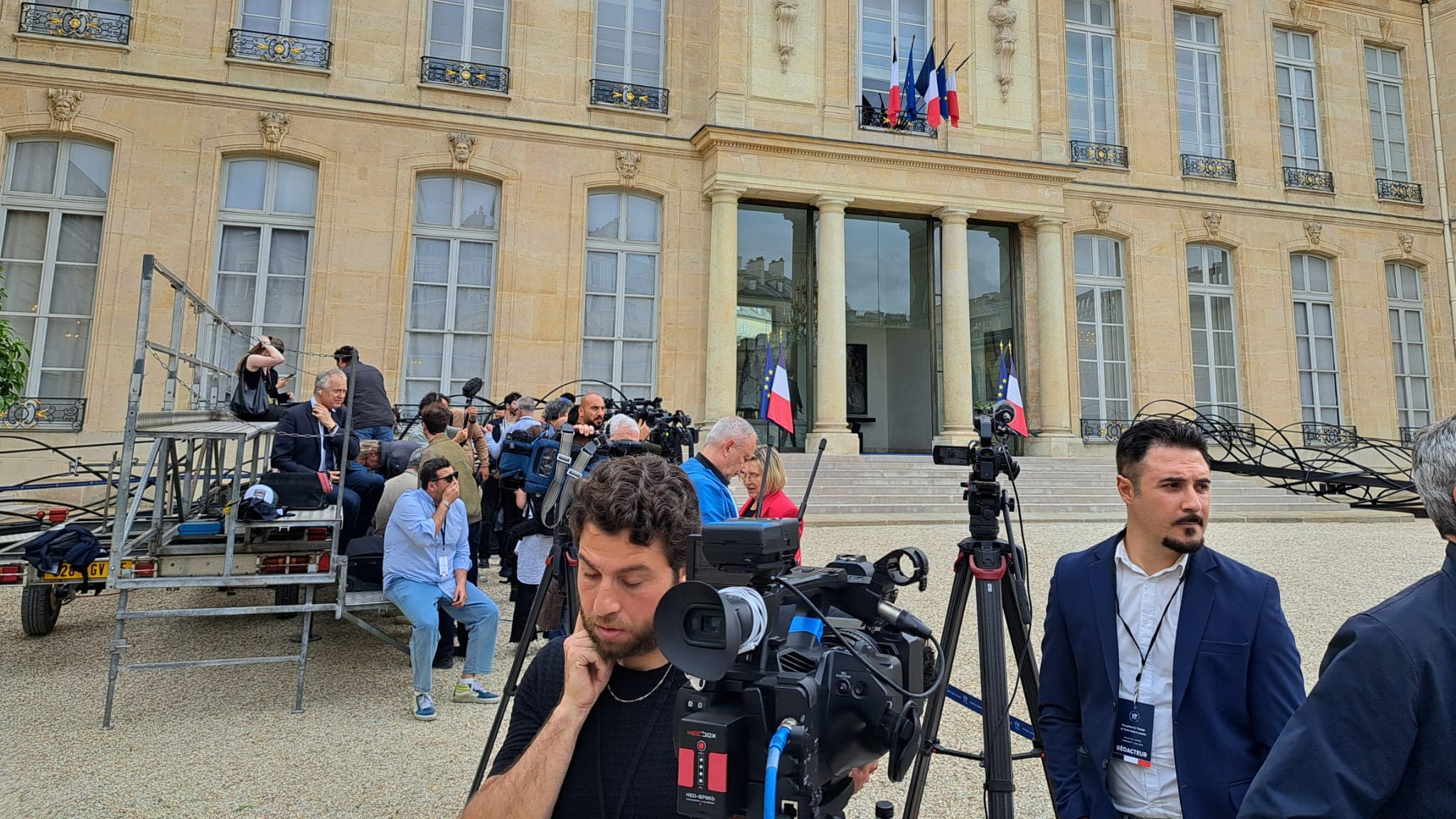Les journalistes présents à l'Elysée avant l'arrivée des joueurs du PSG, le 1er juin 2025.