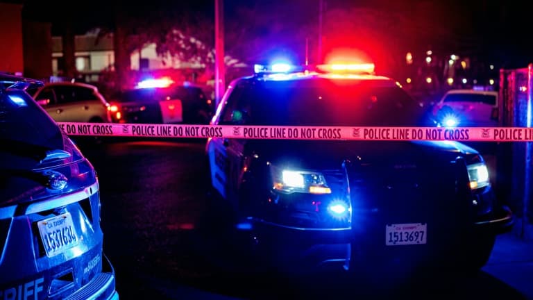 Des véhicules de police près d'un lieu de culte où un père de famille a tué quatre personnes, dont ses trois enfants, avant de se suicider, le 28 février 2022 à Sacramento, en Californie