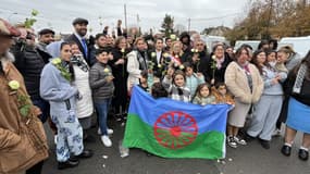 Des personnes manifestant à Denain (Nord) le samedi 30 novembre 2024 contre l'antitsiganisme.