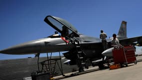 Deux membres du personnel de l'US Airforce inspectent un F-16 (photo d'illustration).
