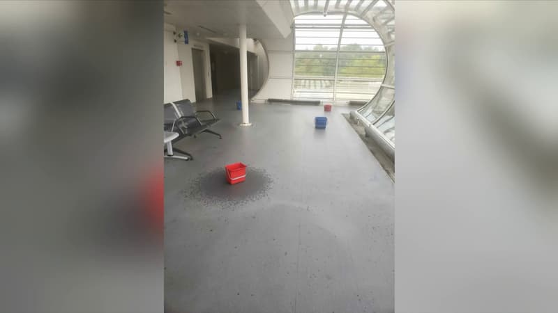 Des seaux d eau a l hopital de Mantes la Jolie dans les Yvelines qui connait des fuites d eau 2133474