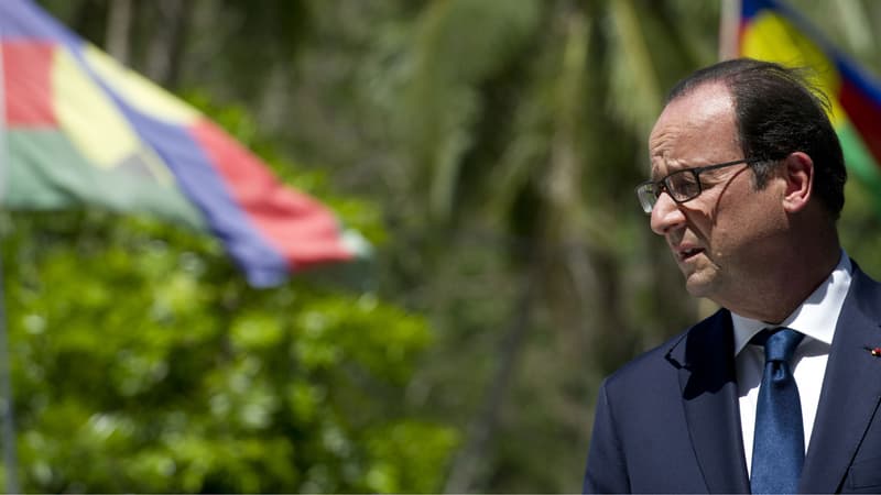 François Hollande s'est recueilli lundi sur la tombe de kanaks tués en 1984 en Nouvelle-Calédonie.