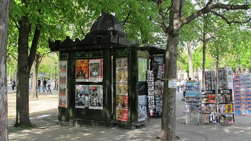 Un kiosque de journaux à Paris