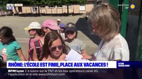Rhône: les vacances scolaires sont arrivées, les enfants disent au revoir à leurs maîtresses d'école