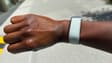 Avec son bracelet, le Fitbit Air tient bien en place.