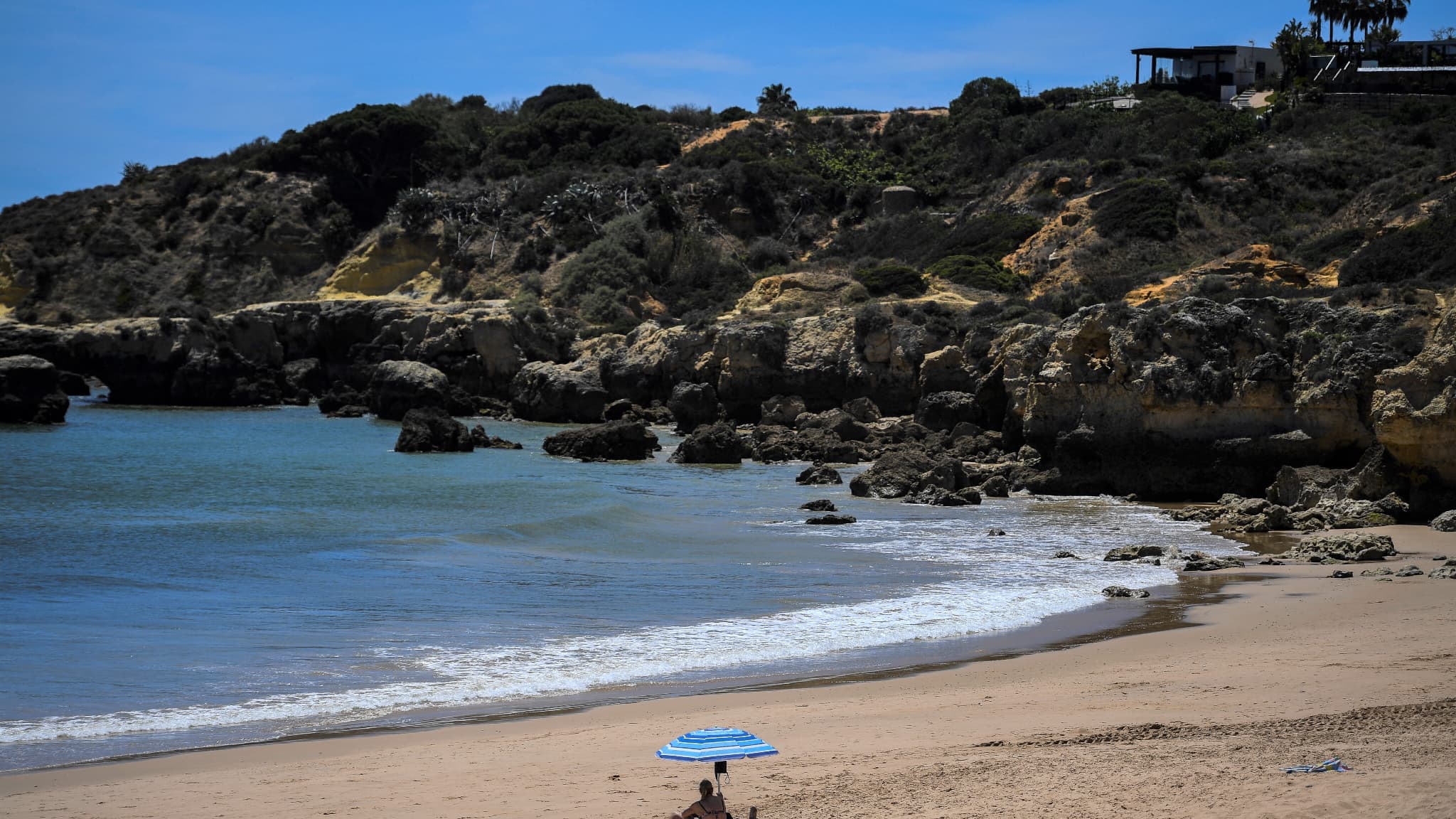 Sur une plage de l'Algarve, au Portugal, le 17 mai 2021.